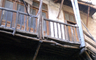 A balcony in Kang